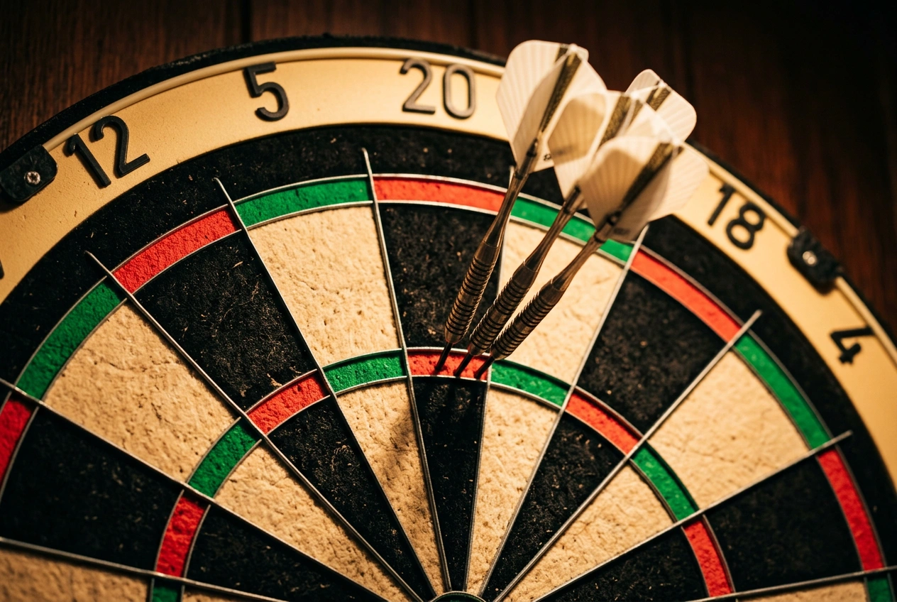 Profi-Dartscheibe mit drei Pfeilen in der Triple-20: visuelle Darstellung des 180er-Wurfs als zentraler Wettmarkt